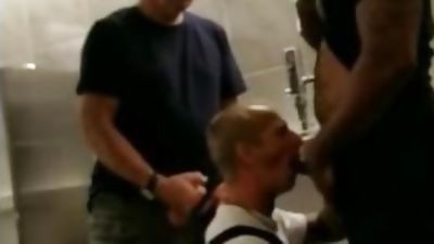 bonne pipe aux urinoirs, Blowjob, Masturbating, Mature