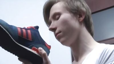Hot boy gets his feet serviced while stroking, Masturbating, Twinks, Couple
