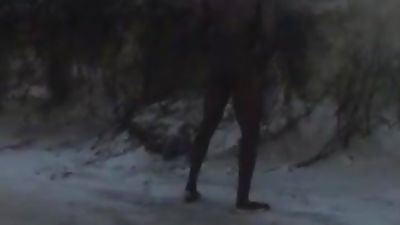 Ragazzo Nero Nudo. Piscia al mare, Big Cock, Interracial, Outdoor, Gay