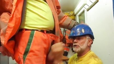 construction hut. I get pissed on, Blowjob, Handjob, Masturbating, Pissing