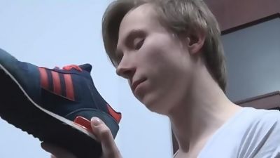 Hot boy gets his feet serviced while stroking, Masturbating, Twinks, Couple